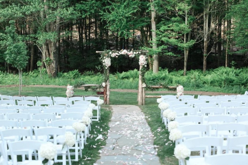 The Beaumont Inn: Your 2021 Outdoor Wedding Venue